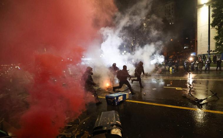 Imagen principal - Fuertes disturbios en Georgia tras la decisión del Gobierno de posponer las conversaciones con la UE hasta 2028