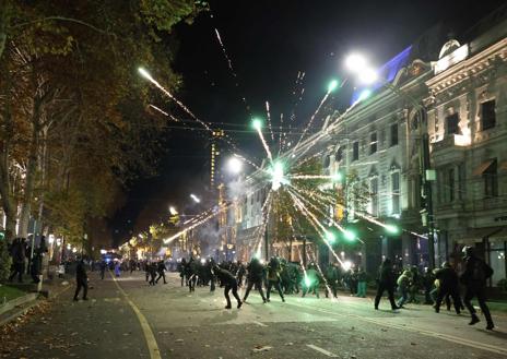 Imagen secundaria 1 - Fuertes disturbios en Georgia tras la decisión del Gobierno de posponer las conversaciones con la UE hasta 2028