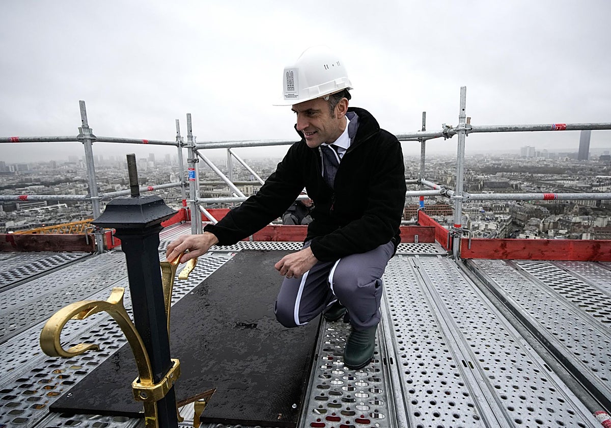 Foto de archivo: el presidente francés, Emmanuel Macron, en Notre Dame durante los trabajos de restauración