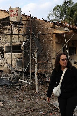 Una casa destruida por un misil de Hizbolá en Petah Tikva, dos días antes del alto el fuego