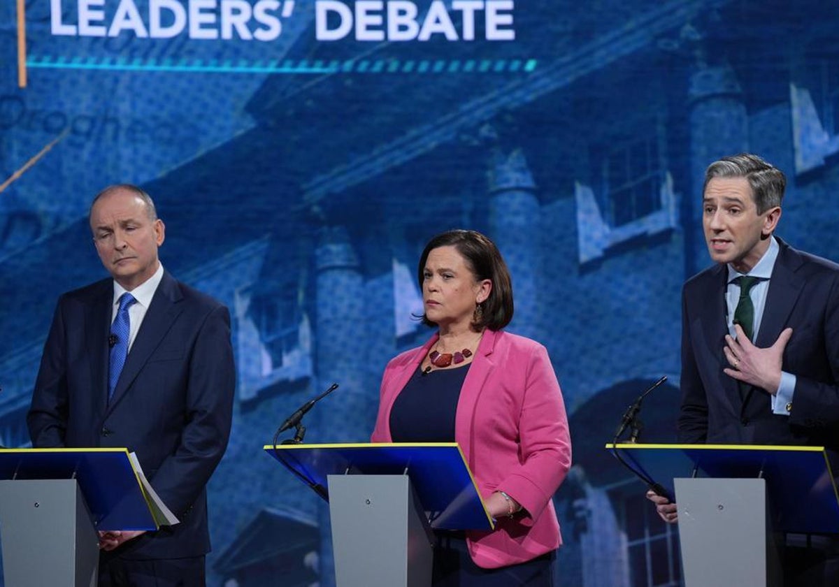 El líder del Fianna Fail, Micheal Martin; la del Sinn Féin, Mary Lou McDonald, y el primer ministro y líder del Fine Gael, Simon Harris, durante un debate en televisión el pasado martes.