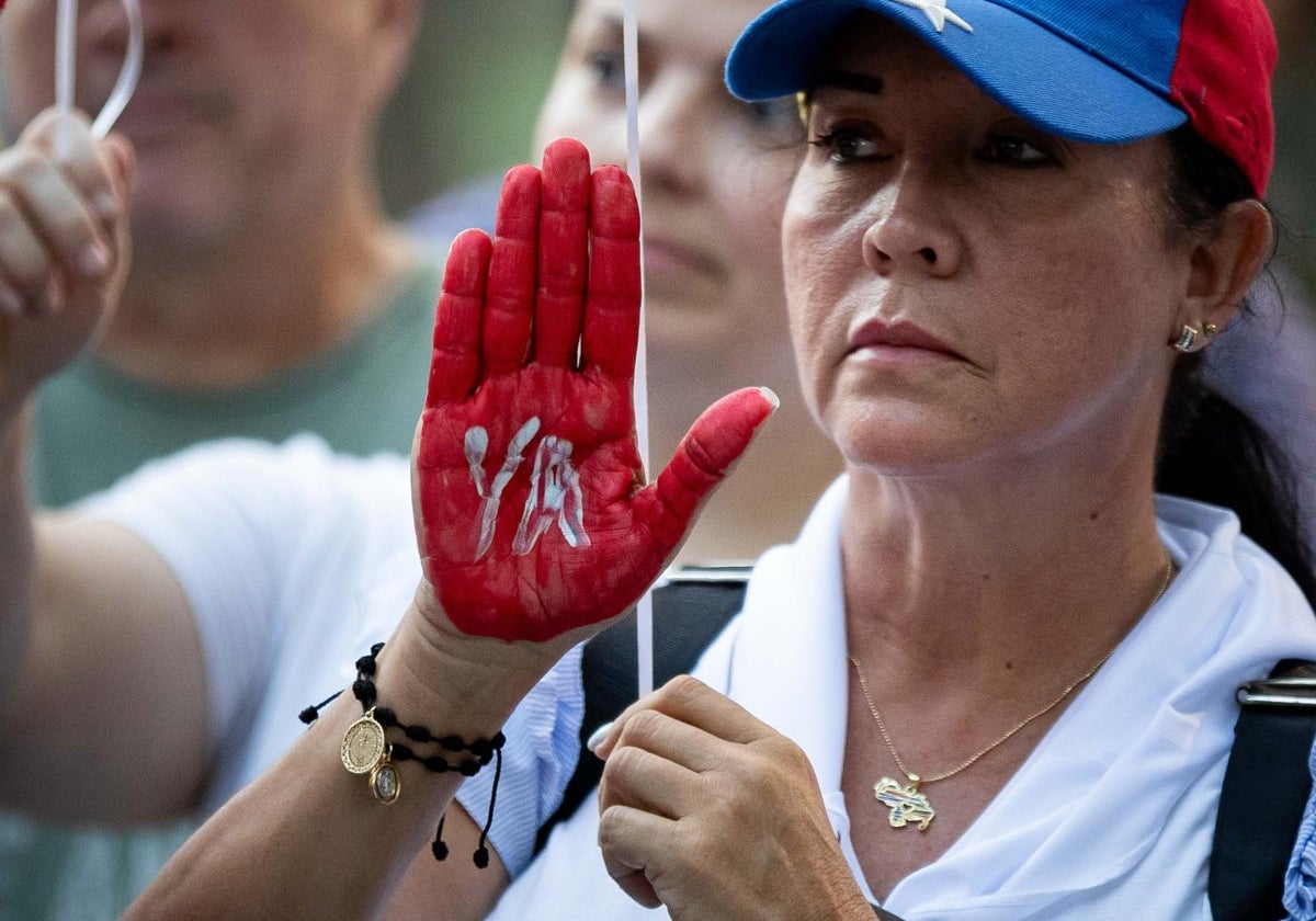 Una mujer aboga por la libertad de los venezolanos detenidos durante una vigilia realizada por familiares