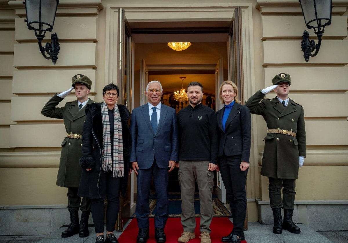 El presidente de Ucrania, Volodímir Zelenski, el presidente del Consejo Europeo, António Costa, la vicepresidenta de la Comisión Europea y alta representante para Asuntos Exteriores y Política de Seguridad, Kaja Kallas, y la jefa de ampliación de la UE, Marta Kos, este domingo en Kiev