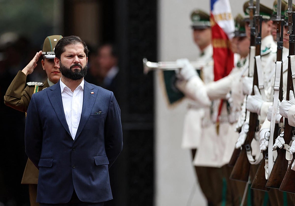 Boric pasa junto a una guardia de honor en el palacio de gobierno de La Moneda, en Santiago de Chile