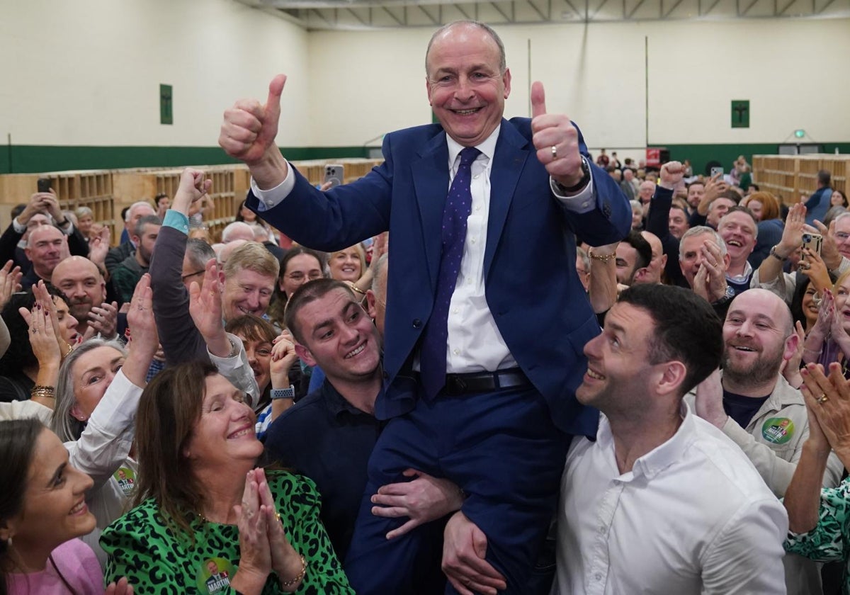 Micheál Martin celebra la victoria del Fianna Fáil, el partido más votado en las elecciones irlandesas