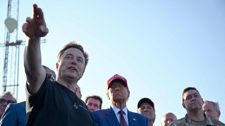 Elon Musk habla con el presidente electo de Estados Unidos, Donald Trump, y sus invitados en una presentación del lanzamiento del sexto vuelo de prueba del cohete Starship de SpaceX el 19 de noviembre de 2024 en Brownsville, Texas