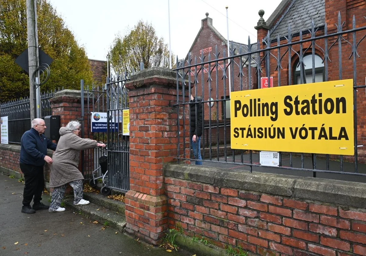 Una pareja accede a un centro de votación en las elecciones de Irlanda