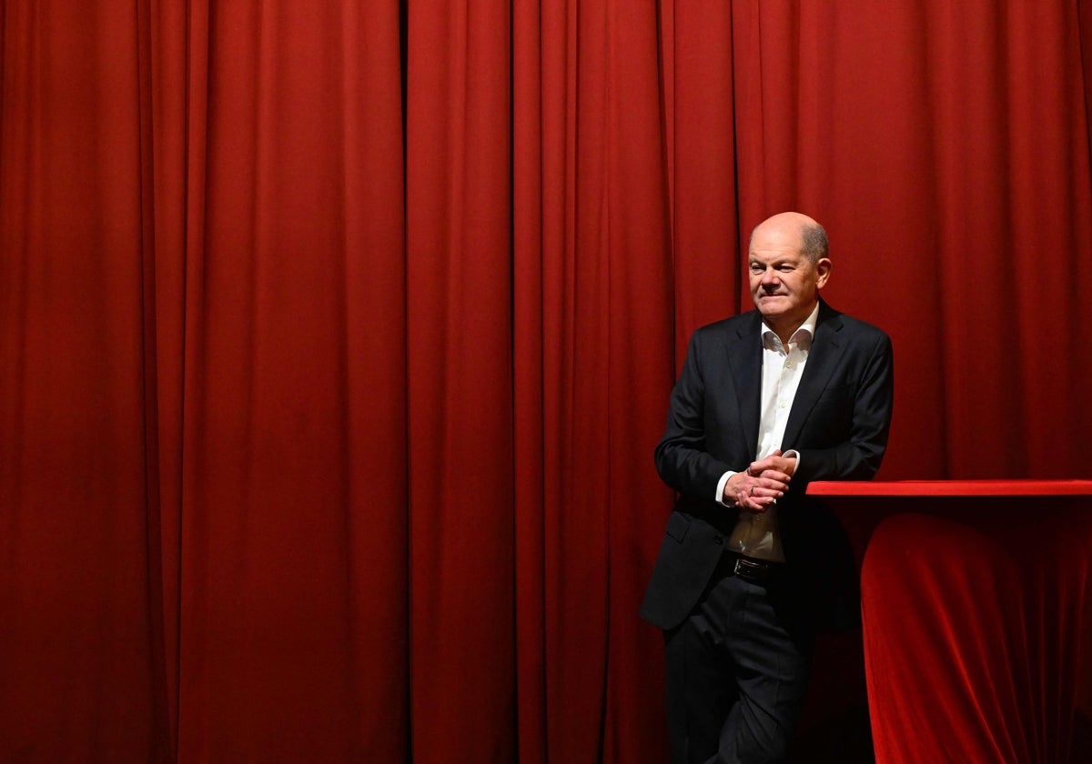 El canciller alemán, Olaf Scholz, habla en una reunión con ciudadanos