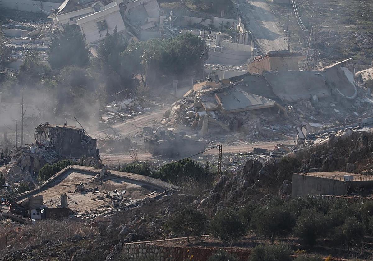 Tropas israelíes se mueven entre casas destruidas, en la aldea de Meiss El-Jabal, al sur del Líbano