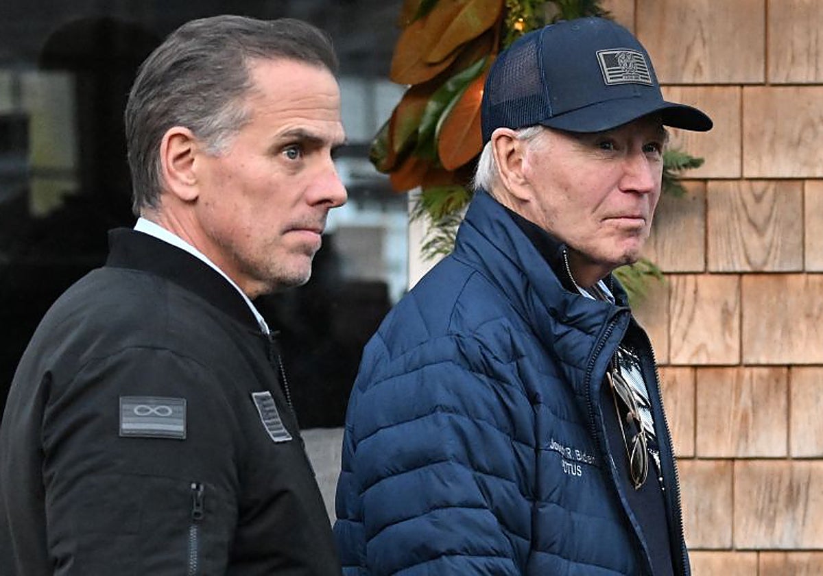 Hunter Biden junto a su padre, Joe Biden, en una foto de archivo