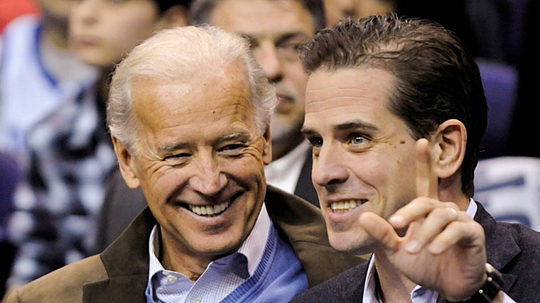Hunter Biden junto a su padre, Joe Biden, en una foto de archivo