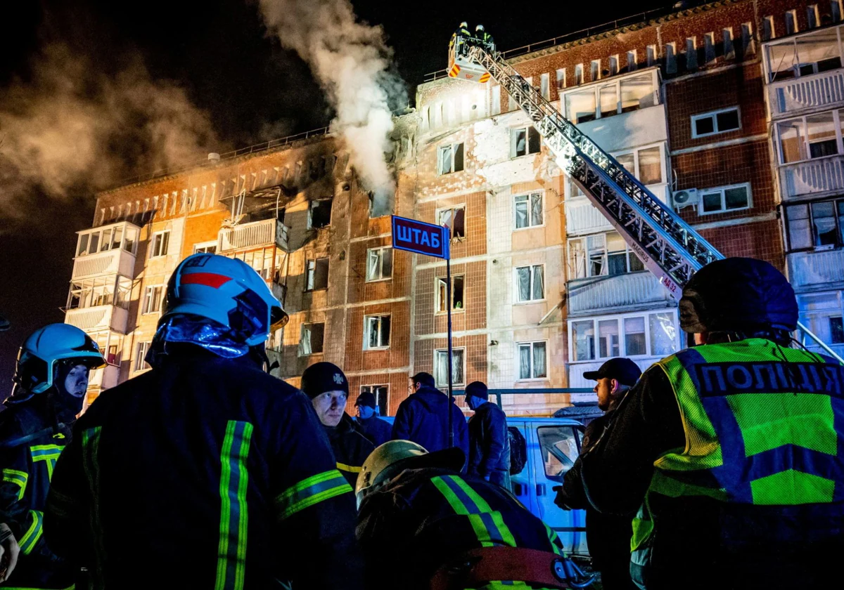 Bomberos trabajan en un edificio en Ternopil, Ucrania, alcanzado por drones rusos