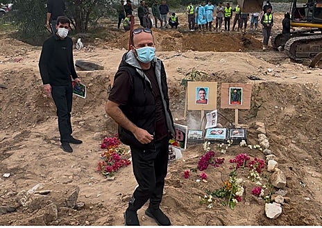 Imagen secundaria 1 - Una fosa temporal, a la espera de la retirada de Israel