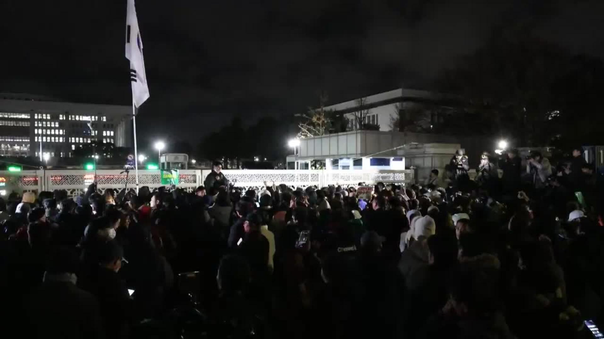 Multitudinaria manifestación contra la ley marcial frente a la Asamblea Nacional en Seúl