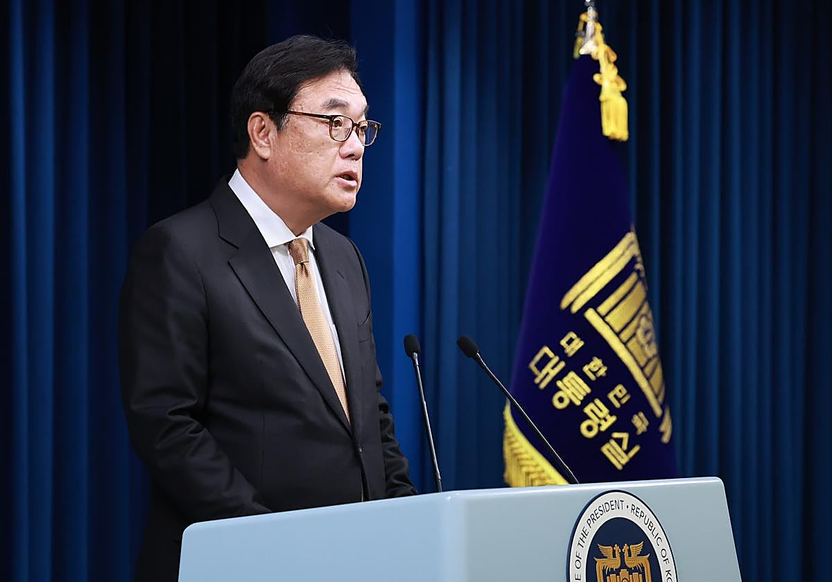 Chung Jin-suk, jefe del gabinete de Presidencia, en rueda de prensa