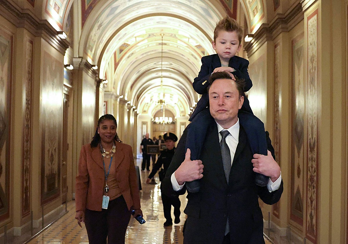 Elon Musk entrando al Capitolio