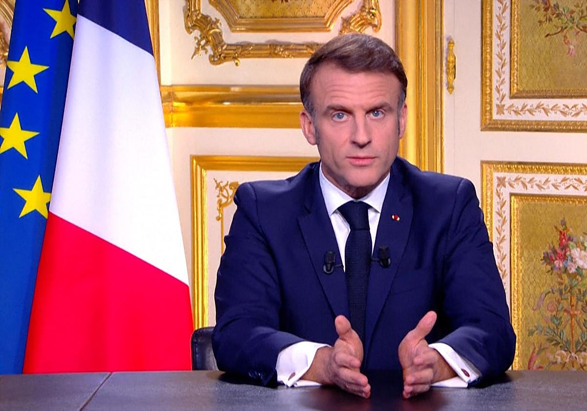 El presidente francés, Emmanuel Macron, se dirige a la nación durante una transmisión televisada desde el Palacio del Elíseo