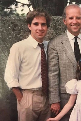 La familia Biden celebra la graduación de Jill