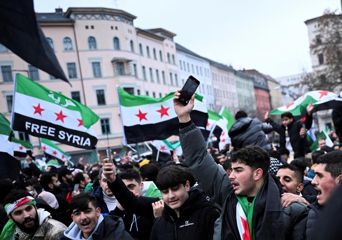 Los refugiados sirios que viven en Berlín celebran el fin del régimen de Al Assad