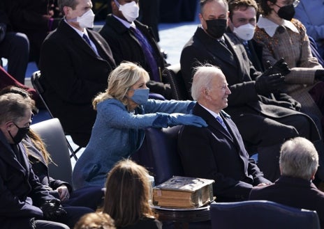 Imagen secundaria 1 - El poder de Jill Biden, protectora de un presidente debilitado