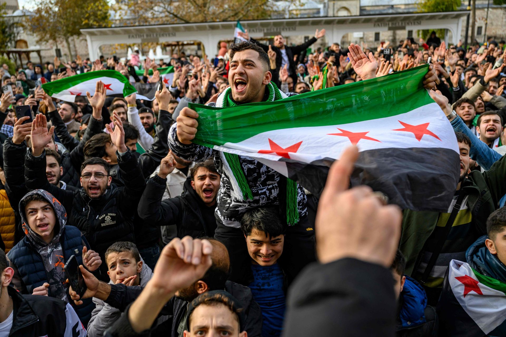 Los residentes sirios en Turquía celebran el fin del régimen de Assad en Siria después de que los combatientes rebeldes tomaran el control de Damasco