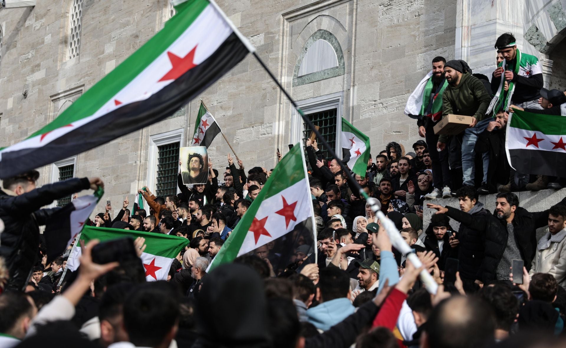 Los residentes sirios en Turquía celebran el fin del régimen de Assad en Siria después de que los combatientes rebeldes tomaran el control de Damasco