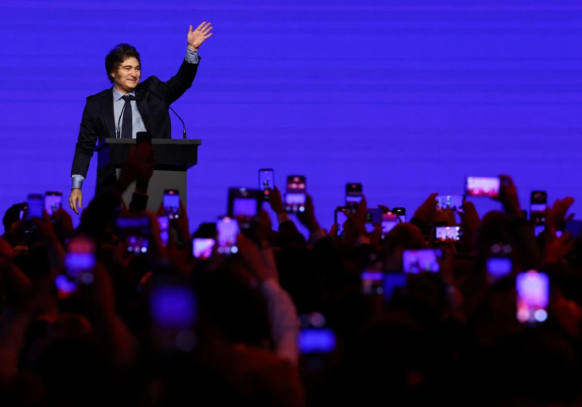 Javier Milei saluda a los asistentes a la Conferencia de Acción Política Conservadora en Buenos Aires