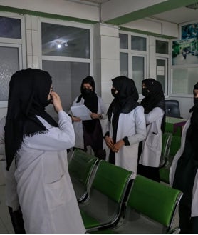 Imagen secundaria 2 - La ley talibán vaciará Afganistán de doctoras