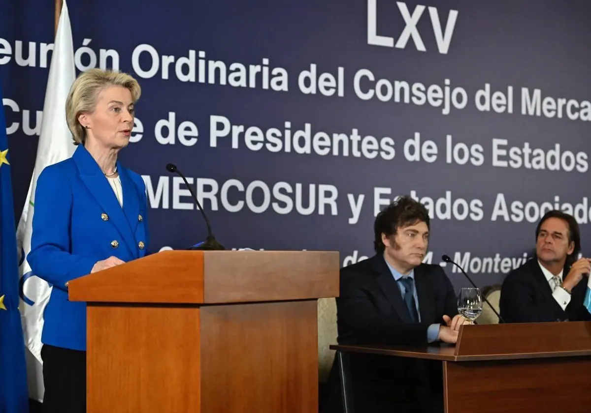 La presidente de la Comisión Europea, Ursula von der Leyen, habla ante los presidentes de Argentina, Javier Milei, y Uruguay, Luis Lacalle Pou, durante la cumbre que selló el acuerdo comercial entre la UE y Mercosur