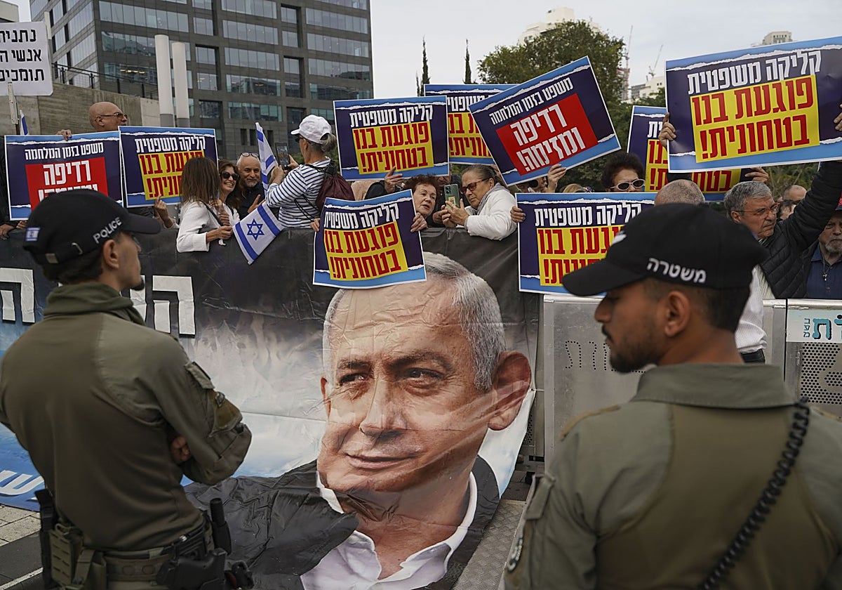 Simpatizantes del primer ministro israelí, Benjamin Netanyahu, se manifiestan este lunes en el exterior del tribunal