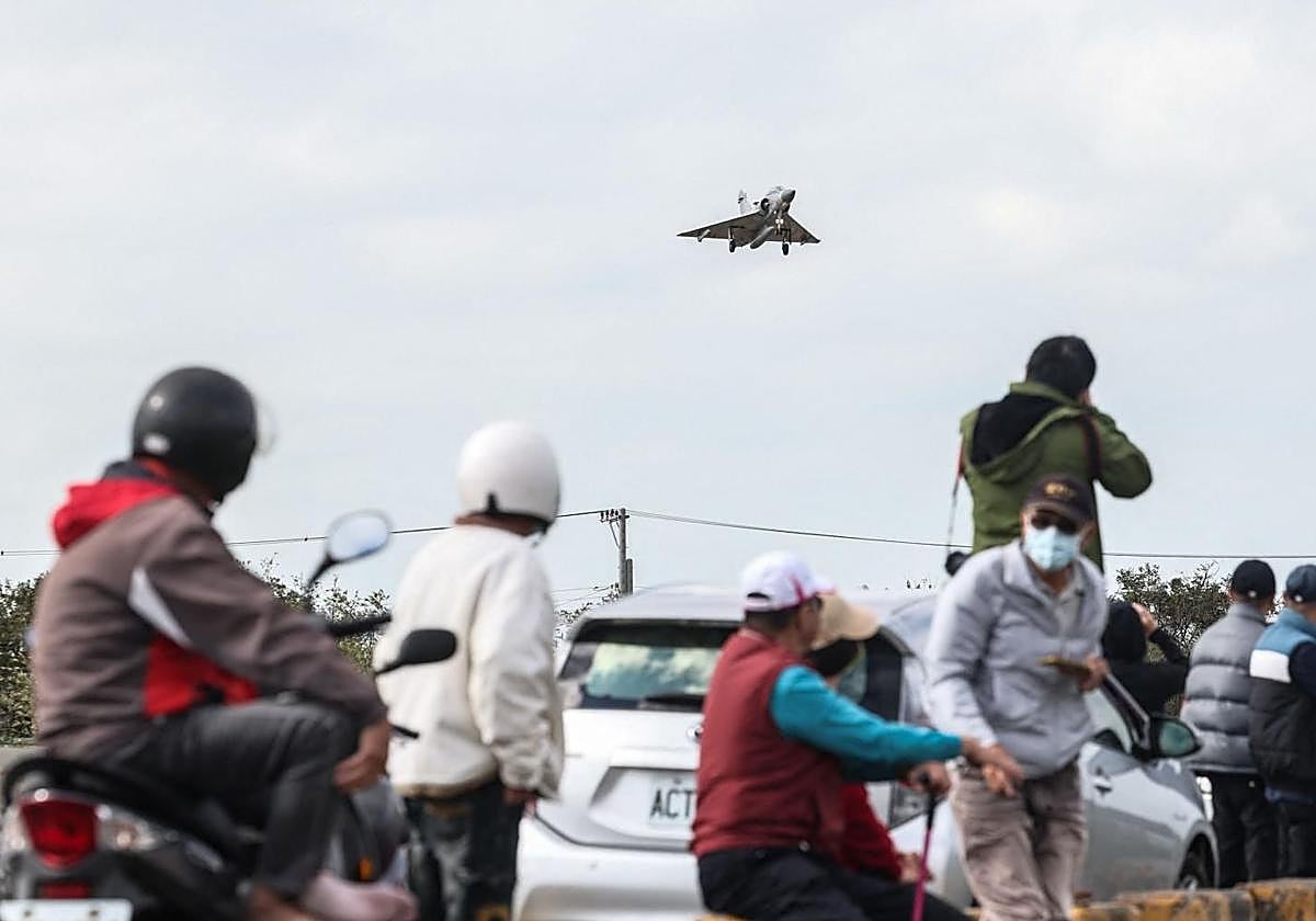 Avión de combate sobre la isla de Taiwán