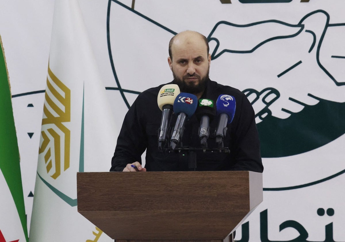 El jefe del «Gobierno de Salvación» de HTS, Mohammed Bashir, habla en rueda de prensa en la ciudad de Idlib