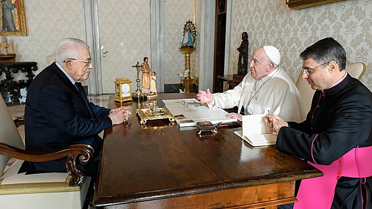 El Papa Francisco durante su audiencia privada con el presidente palestino Mahmud Abbas en El Vaticano
