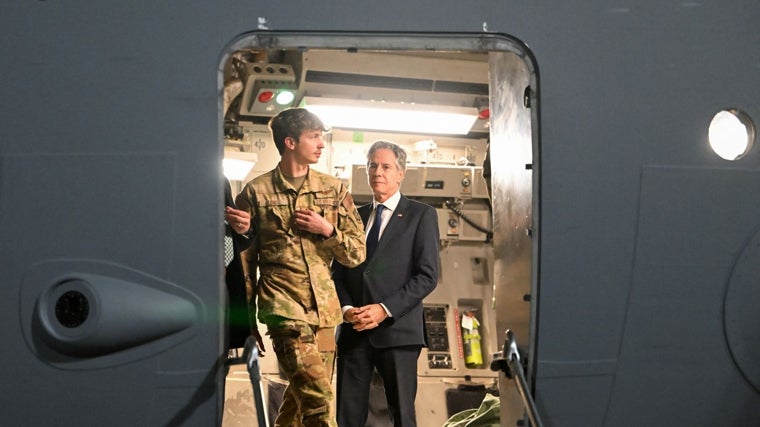 El secretario de Estado de Estados Unidos, Antony Blinken, espera para desembarcar de un avión en el balneario jordano de Aqaba, en el Mar Rojo