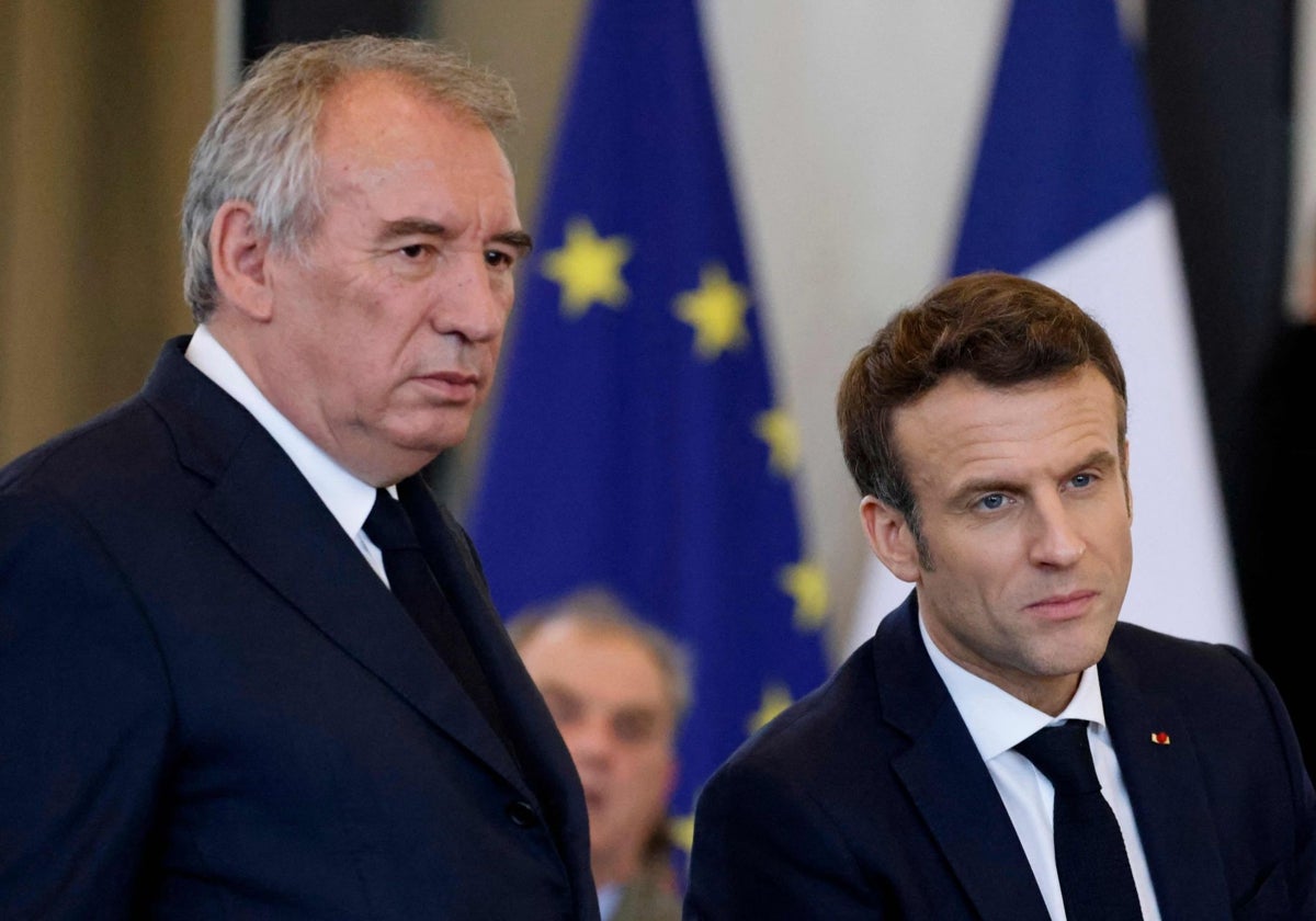 El presidente del partido de centroderecha francés MoDem, François Bayrou y Emmanuel Macron