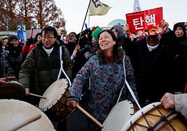 Los coreanos salen a la calle para celebrar la destitución de su presidente