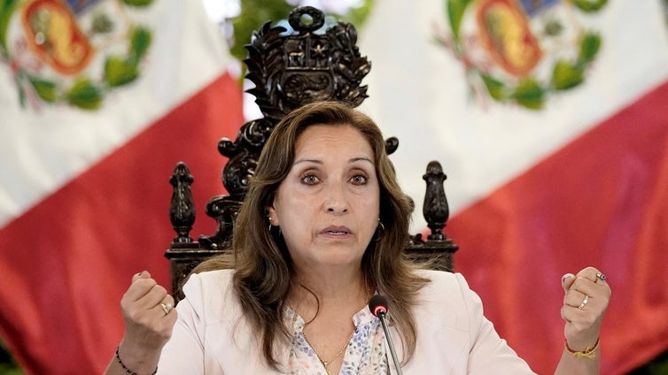 La presidenta de Perú confirma que se operó la nariz en secreto y denuncia que busquen su destitución con «leyendas mediáticas»