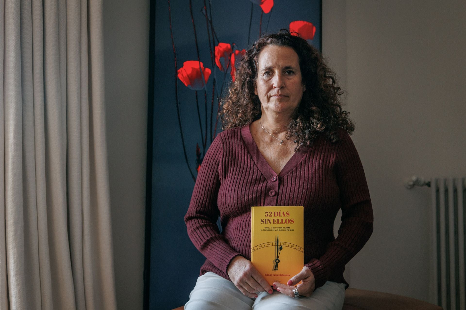 Hadas Jaoui-Kalderon, autora de 52 días sin ellos, sostiene el libro