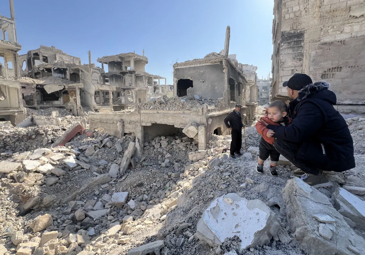 Mohamed Hussein junto a su hijo, de vuelta en Siria