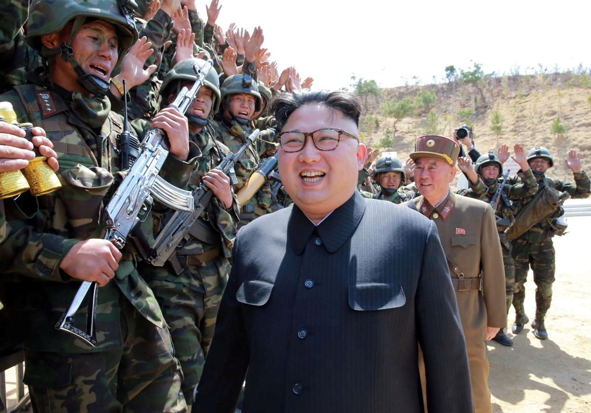 Kim Jong Un, con sus tropas, en una foto de archivo