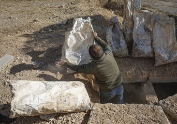 Los horrores de la dictadura de Assad: una fosa común con miles de cadáveres