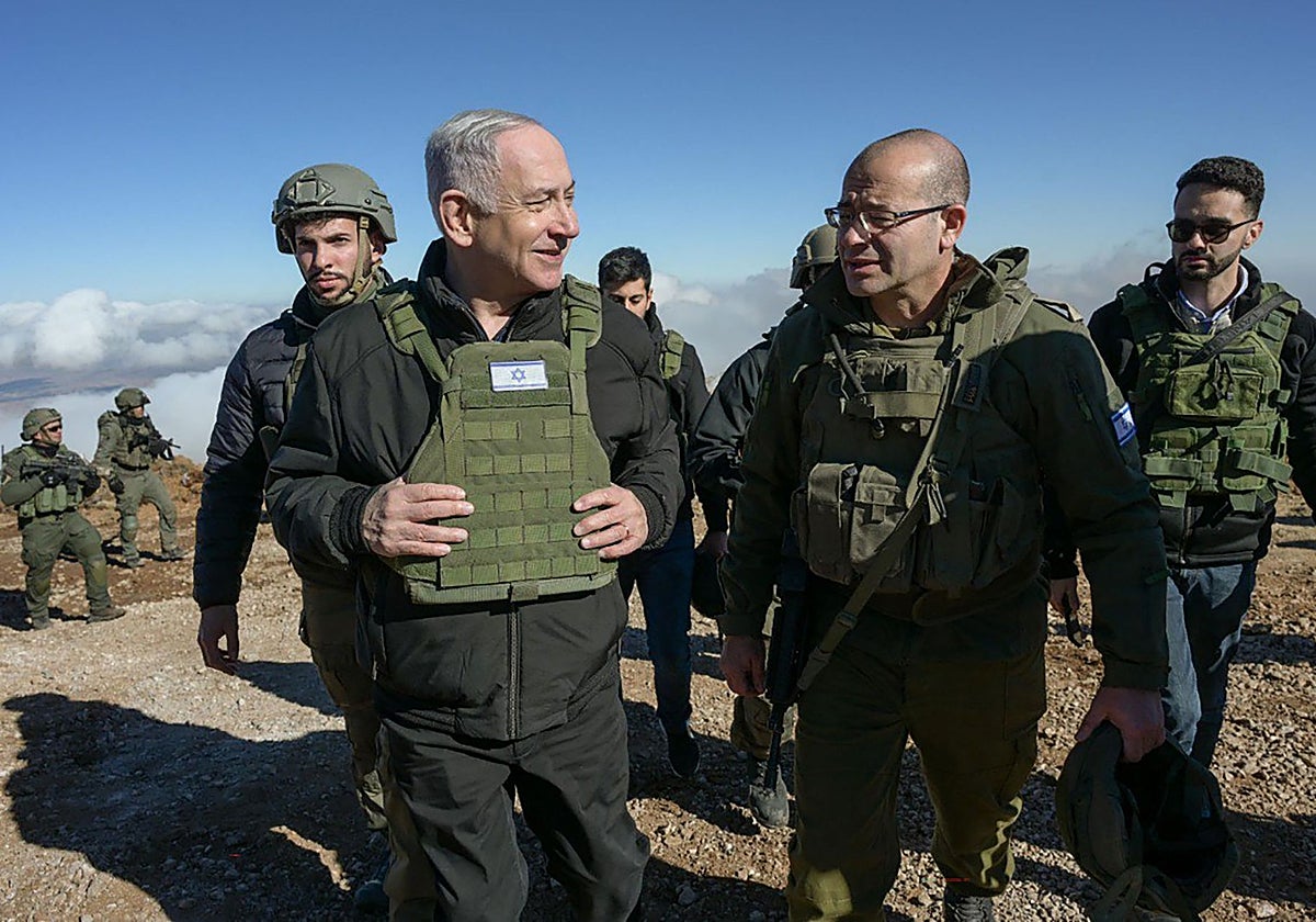 El primer ministro israelí, Benjamín Netanyahu, caminando entre miembros del Ejército en el Monte Hermón