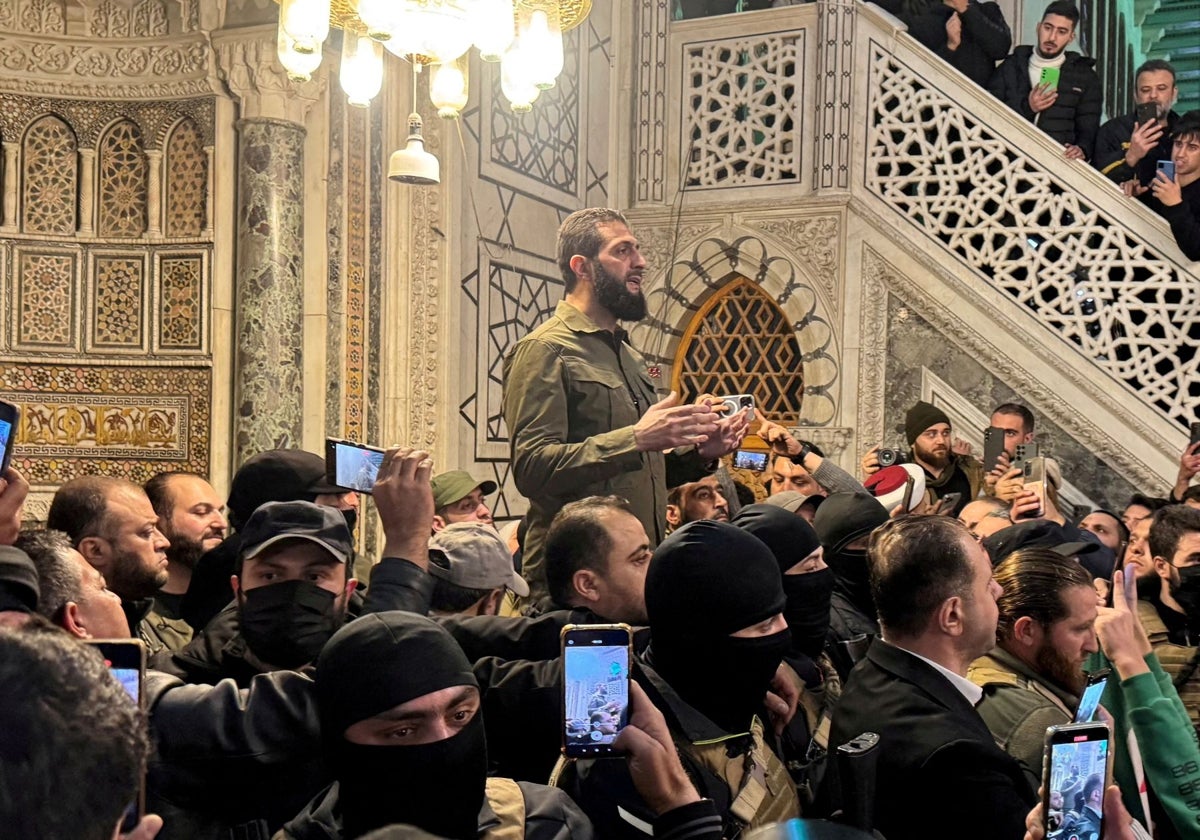 El alto comandante rebelde Abu Mohammed al-Golani habla ante una multitud en la mezquita Ummayad en Damasco