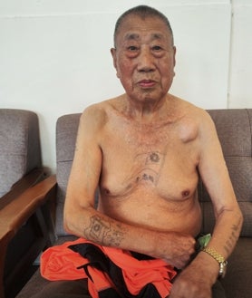 Imagen secundaria 2 - Arriba, Sun Guo-xi, de 104 años. Abajo a la izquierda, Daning, joven recluta que ha terminado su servicio militar obligatorio. A la derecha, Veterano de la residencia de Taoyuan muestra tatuajes anticomunistas.