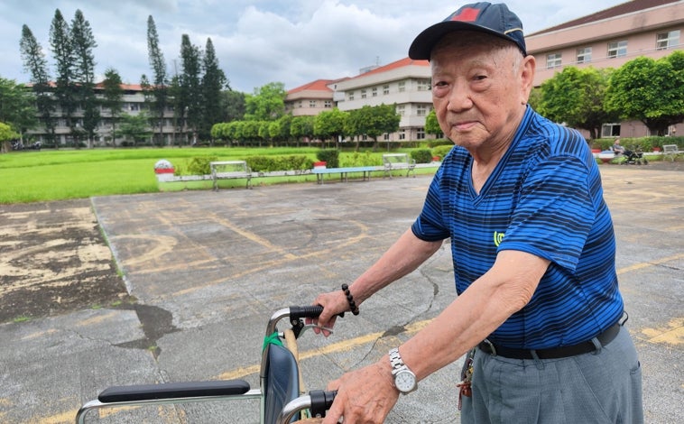 Imagen principal - Arriba, Sun Guo-xi, de 104 años. Abajo a la izquierda, Daning, joven recluta que ha terminado su servicio militar obligatorio. A la derecha, Veterano de la residencia de Taoyuan muestra tatuajes anticomunistas.