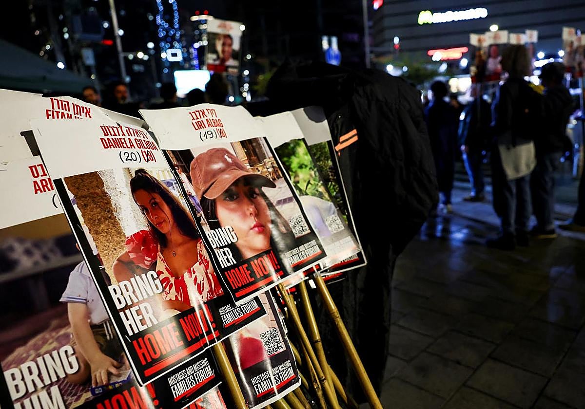 Pancartas con imágenes de los rehenes secuestrados durante el ataque del 7 de octubre de 2023