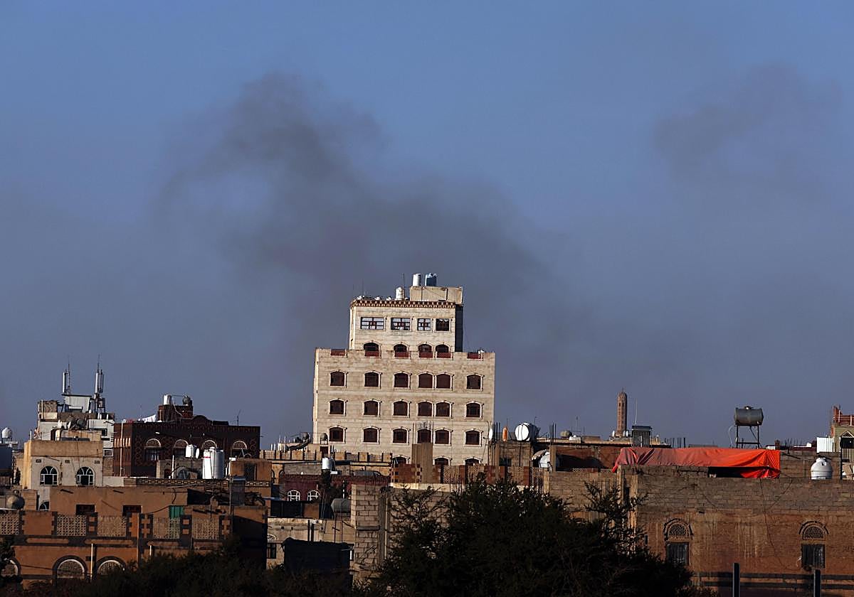 Humo procedente del aeropuerto de Saná tras el ataque de Israel.