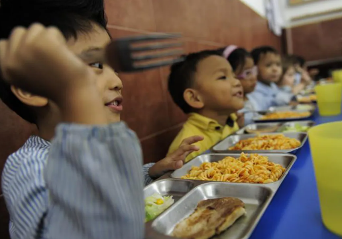 Niños en un comedor, en una imagen de archivo