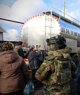 Imagen secundaria 2 - Socorriendo a civiles, trasladándoles a lugares más seguros, ayudando en las tareas de abastecimiento de luz y alimentos, y otros suministros. Así actúan los 'Ángeles Blancos'