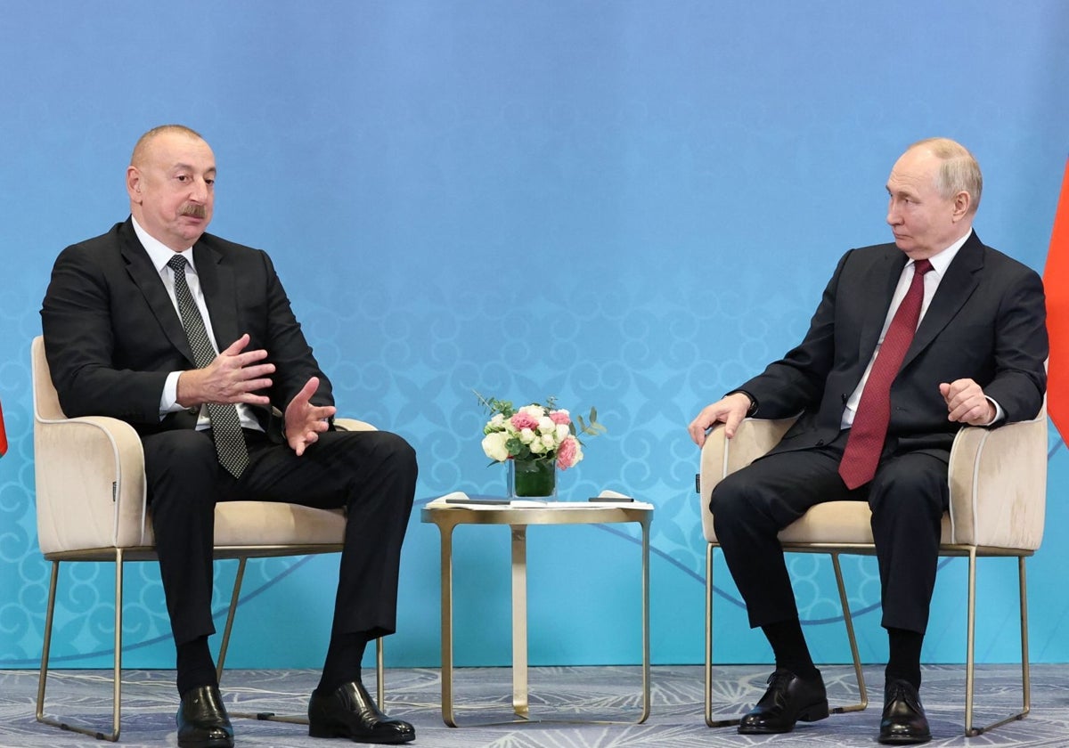 El presidente de Azerbaiyán, Ilham Aliyev, junto a su homólogo ruso, Vladímir Putin